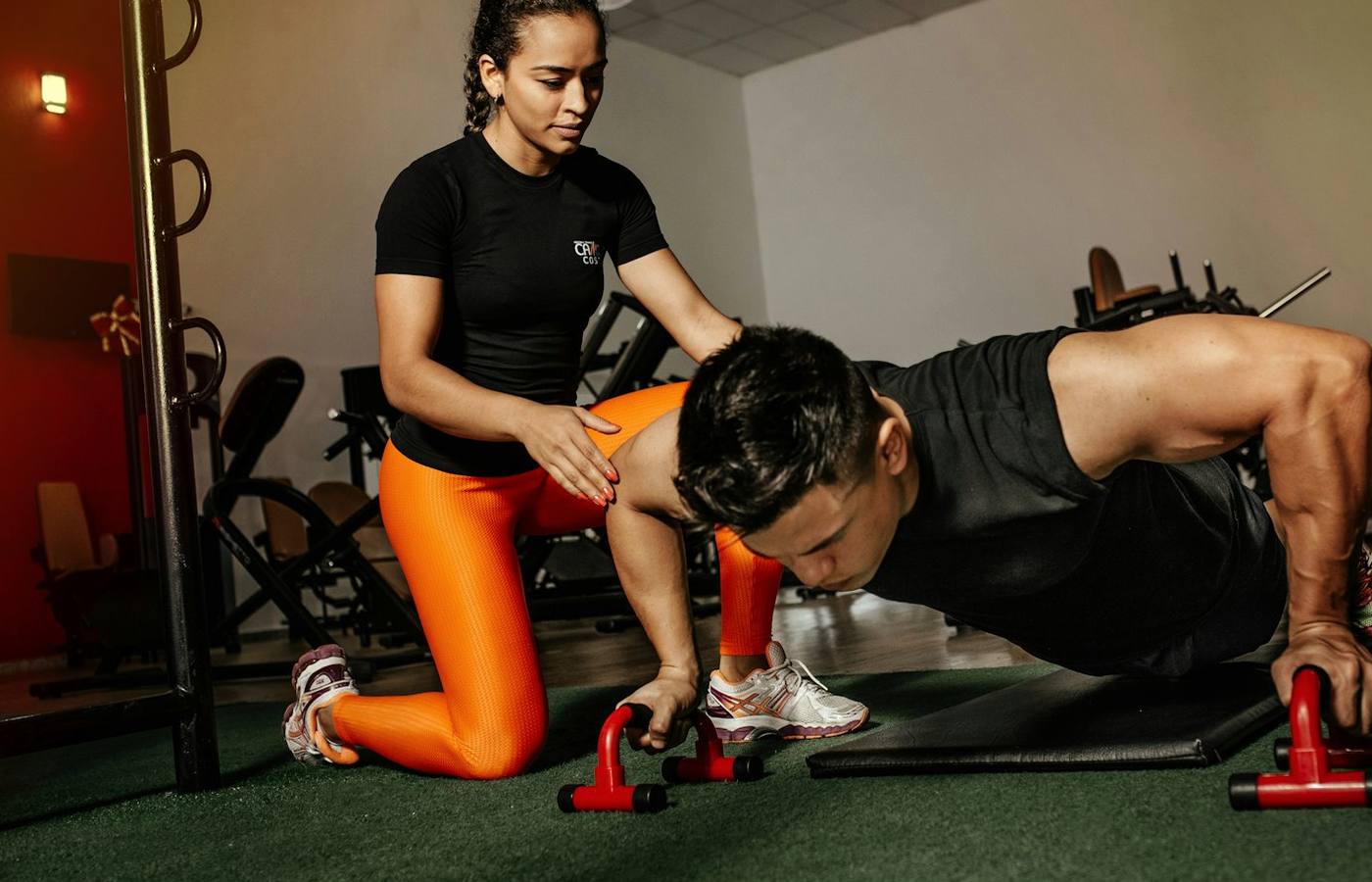 Osobni trener pracuje s klientem
